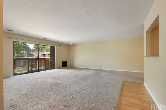 925 SPRINGHILL Drive 202, Northbrook, IL 60062