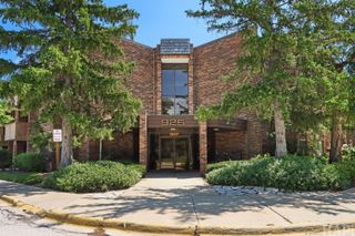 925 SPRINGHILL Drive 202, Northbrook, IL 60062