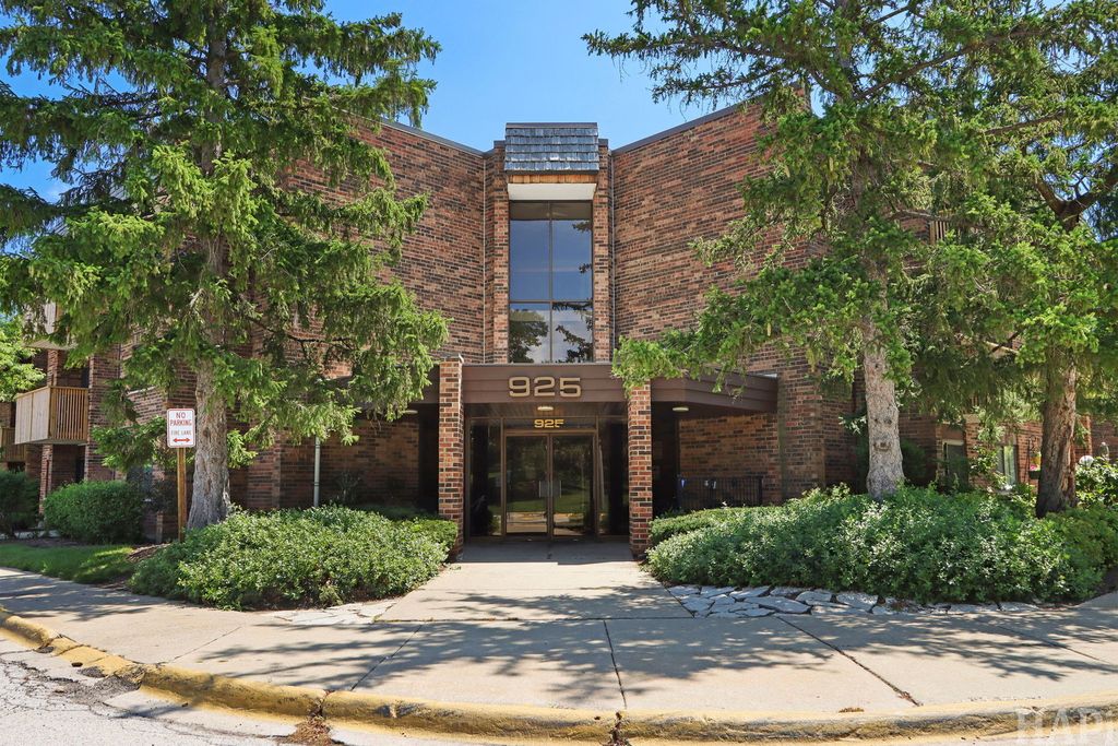 925 SPRINGHILL Drive 202, Northbrook, IL 60062