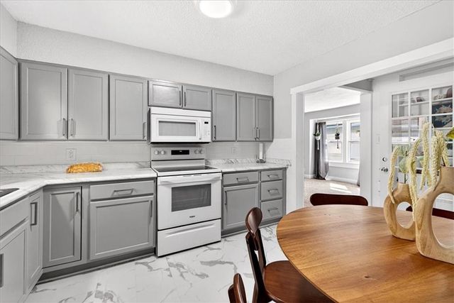 10804 Felton Street, Sugar Creek, MO 64054