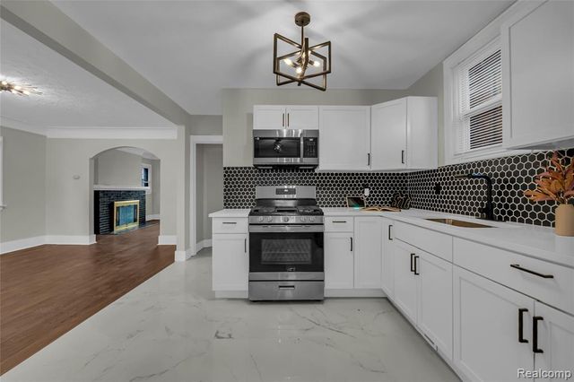 18613 Santa Rosa Drive, Detroit, MI 48221