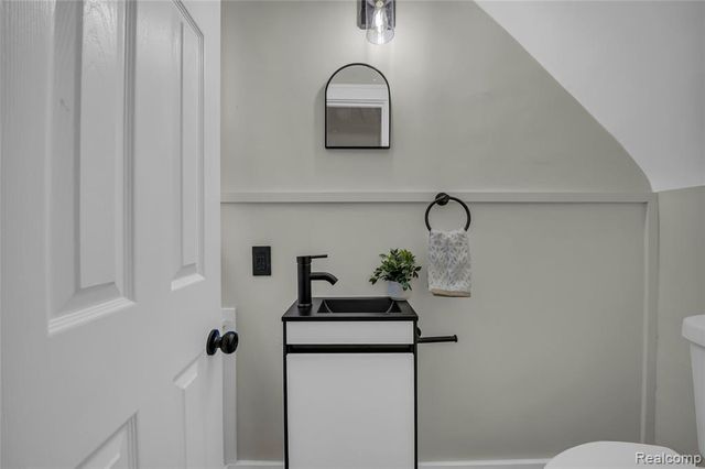 18613 Santa Rosa Drive, Detroit, MI 48221