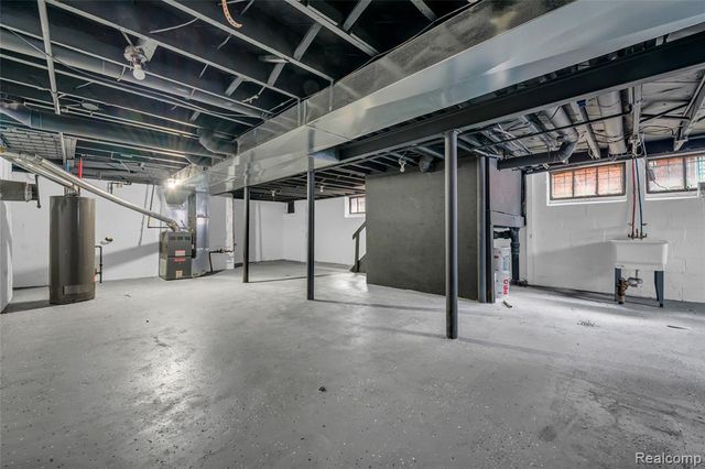 18613 Santa Rosa Drive, Detroit, MI 48221