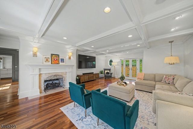1 Warwick Rd, Mountain Lakes Boro, NJ 07046