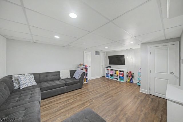 1 Warwick Rd, Mountain Lakes Boro, NJ 07046