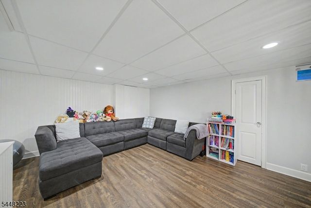 1 Warwick Rd, Mountain Lakes Boro, NJ 07046