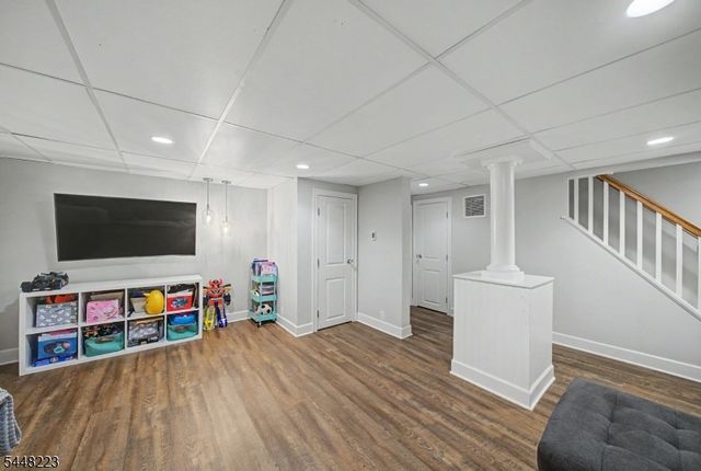 1 Warwick Rd, Mountain Lakes Boro, NJ 07046