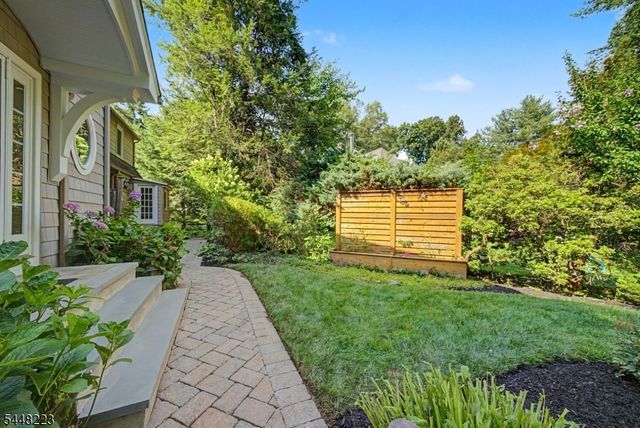 1 Warwick Rd, Mountain Lakes Boro, NJ 07046