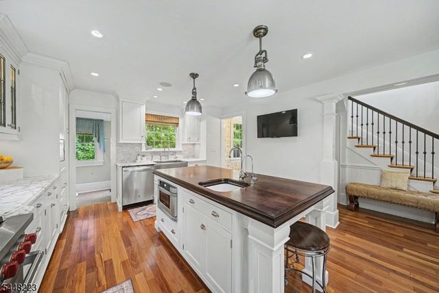 1 Warwick Rd, Mountain Lakes Boro, NJ 07046
