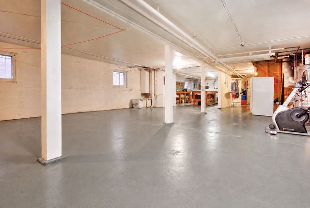 6525 N WASHTENAW Avenue, Chicago, IL 60645