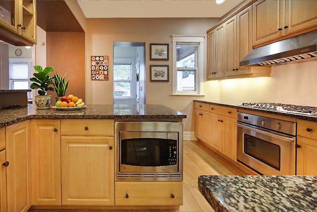 6525 N WASHTENAW Avenue, Chicago, IL 60645