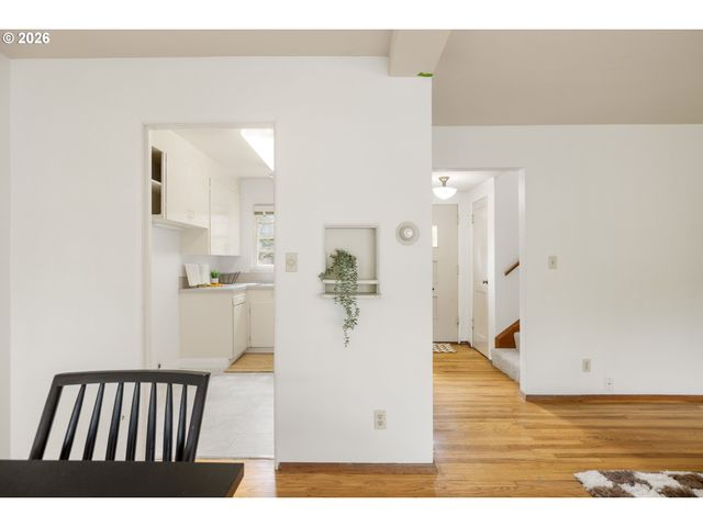 6815 Ne BROADWAY, Portland, OR 97213