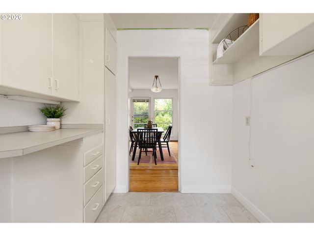 6815 Ne BROADWAY, Portland, OR 97213
