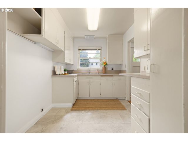 6815 Ne BROADWAY, Portland, OR 97213