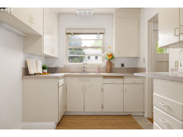 6815 Ne BROADWAY, Portland, OR 97213