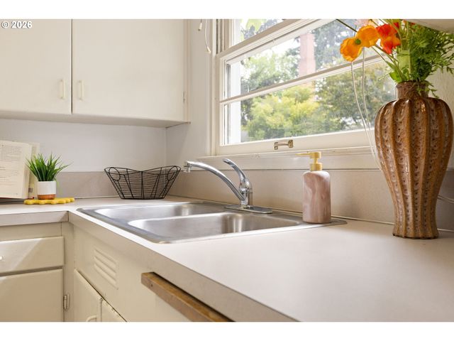 6815 Ne BROADWAY, Portland, OR 97213