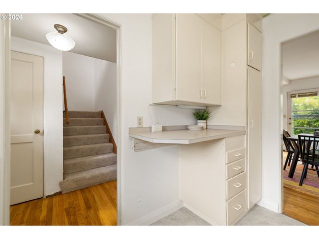 6815 Ne BROADWAY, Portland, OR 97213
