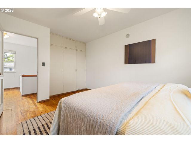 6815 Ne BROADWAY, Portland, OR 97213