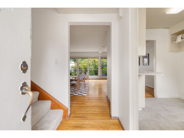 6815 Ne BROADWAY, Portland, OR 97213
