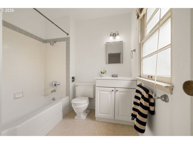 6815 Ne BROADWAY, Portland, OR 97213