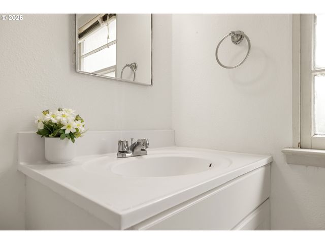 6815 Ne BROADWAY, Portland, OR 97213