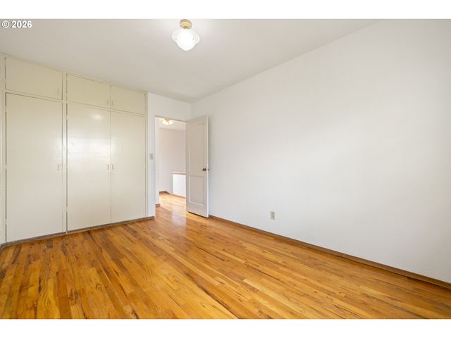 6815 Ne BROADWAY, Portland, OR 97213