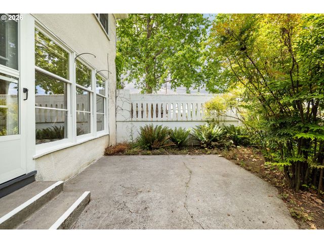 6815 Ne BROADWAY, Portland, OR 97213
