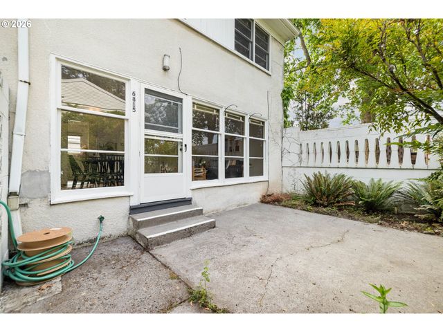 6815 Ne BROADWAY, Portland, OR 97213
