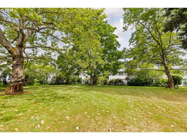 6815 Ne BROADWAY, Portland, OR 97213