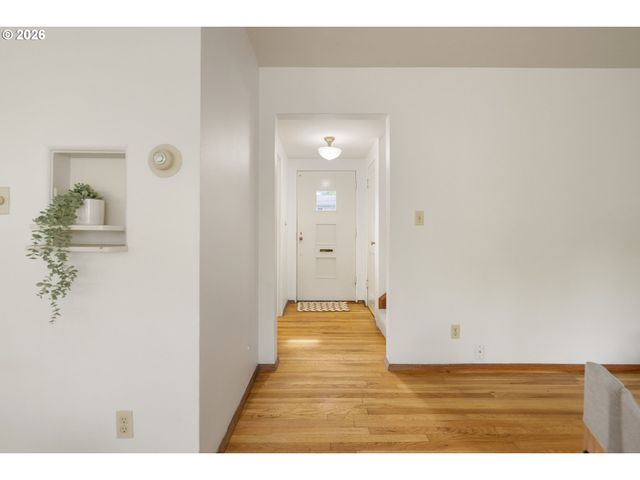 6815 Ne BROADWAY, Portland, OR 97213
