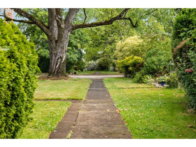 6815 Ne BROADWAY, Portland, OR 97213