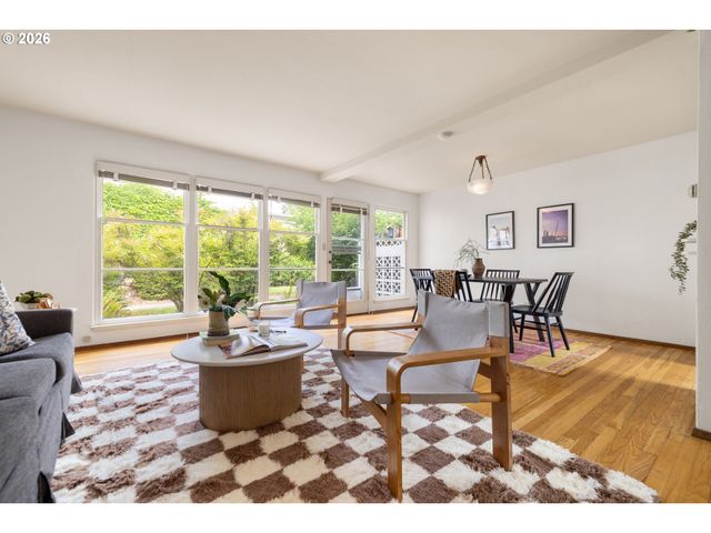 6815 Ne BROADWAY, Portland, OR 97213