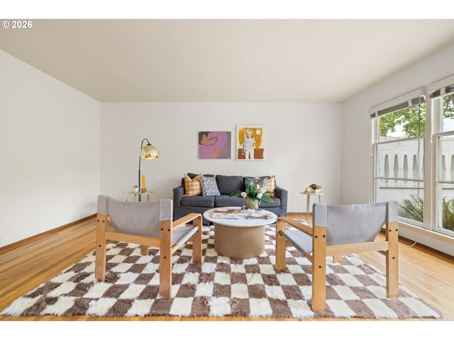 6815 Ne BROADWAY, Portland, OR 97213