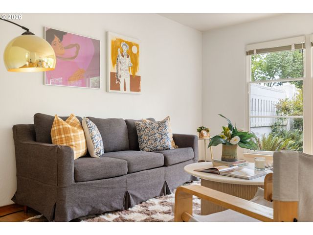 6815 Ne BROADWAY, Portland, OR 97213