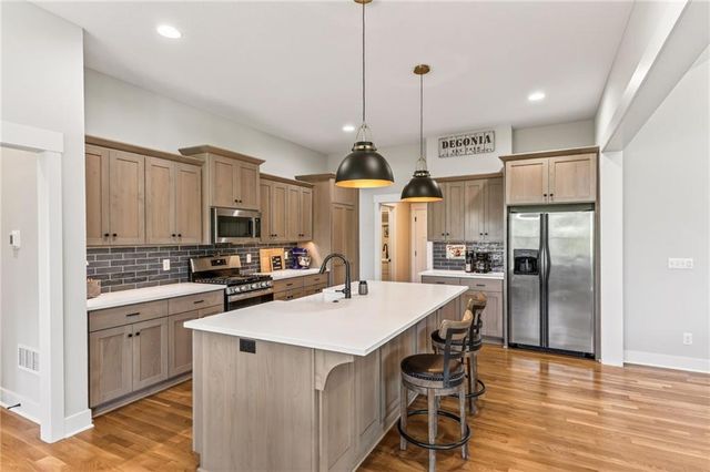 8695 NW 74th Street, Kansas City, MO 64152