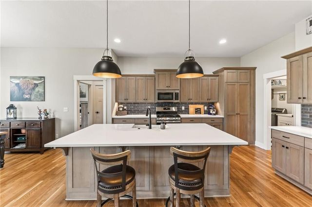 8695 NW 74th Street, Kansas City, MO 64152