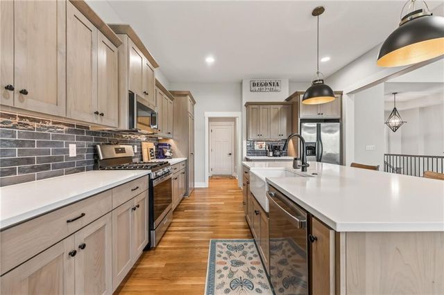 8695 NW 74th Street, Kansas City, MO 64152