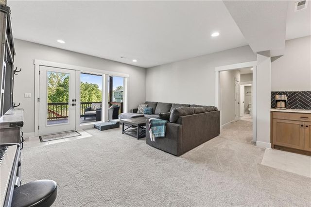 8695 NW 74th Street, Kansas City, MO 64152