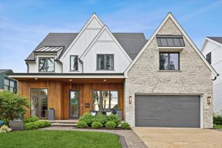 835 S Cambridge Avenue, Elmhurst, IL 60126