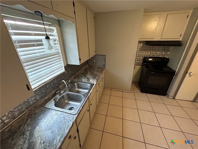 705 E Hiller, Victoria, TX 77901