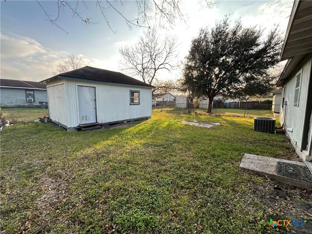 705 E Hiller, Victoria, TX 77901