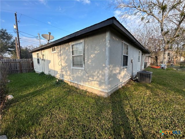 705 E Hiller, Victoria, TX 77901