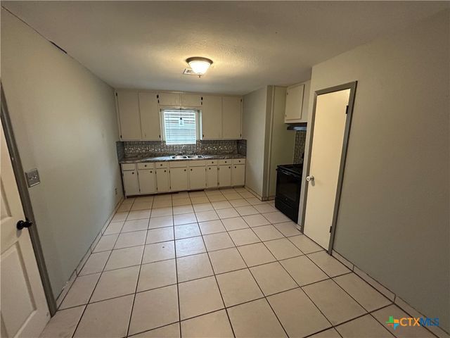 705 E Hiller, Victoria, TX 77901