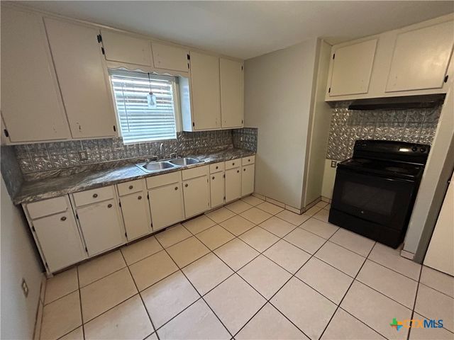 705 E Hiller, Victoria, TX 77901