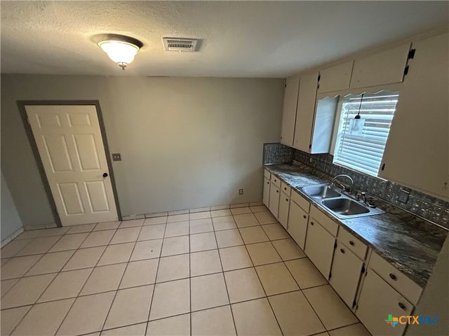 705 E Hiller, Victoria, TX 77901