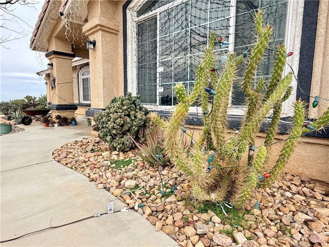 7915 Outpost Road, Oak Hills, CA 92344