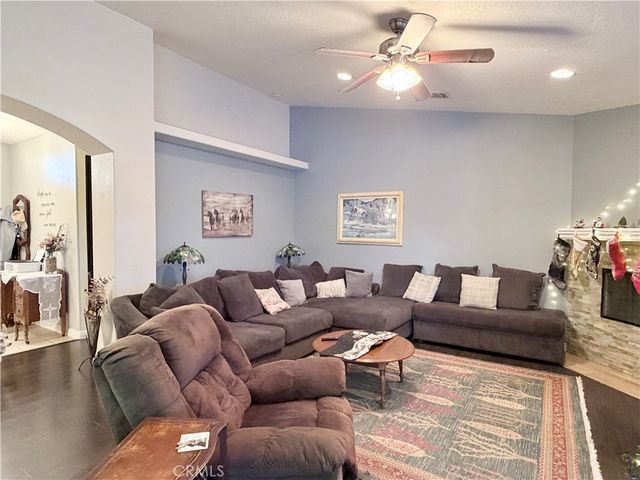 7915 Outpost Road, Oak Hills, CA 92344