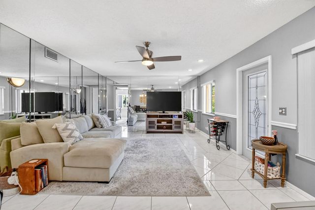 207 Pine Hov Circle D2, Greenacres, FL 33463