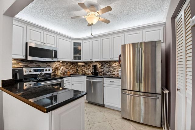207 Pine Hov Circle D2, Greenacres, FL 33463