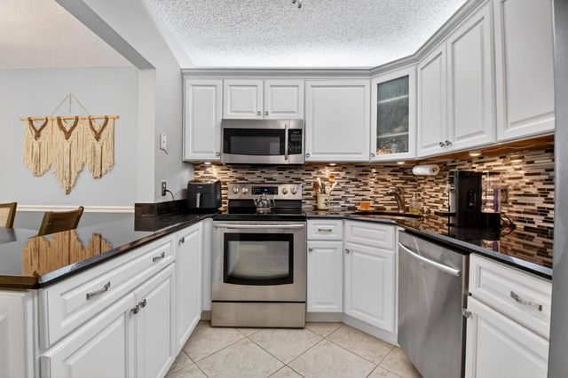 207 Pine Hov Circle D2, Greenacres, FL 33463